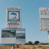 Il modo pi� facile per raggiungere il mare � quello di parcheggiare l�auto in uno spiazzo indicato dal cartello �Spiaggia libera: Ripagnola�